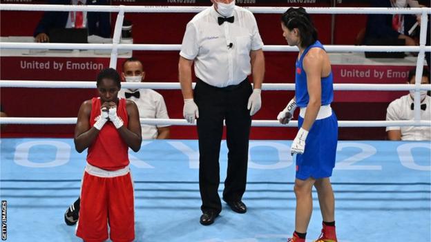 Acinda Panguana of Mozambique (left) lost 5-0 to China's Gu Hong in the last eight of women's welterweight boxing