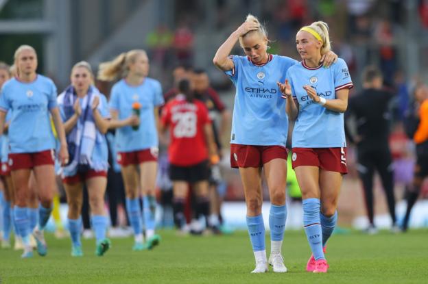 Alex Greenwood and Chloe Kelly playing for Man United