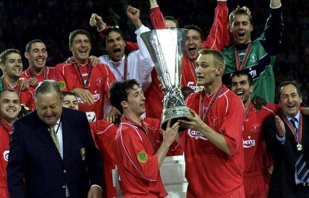 Liverpool FC celebrate after winning 5-4 against Deportivo Alaves, during the UEFA Cup final in Dortmund, in 2001