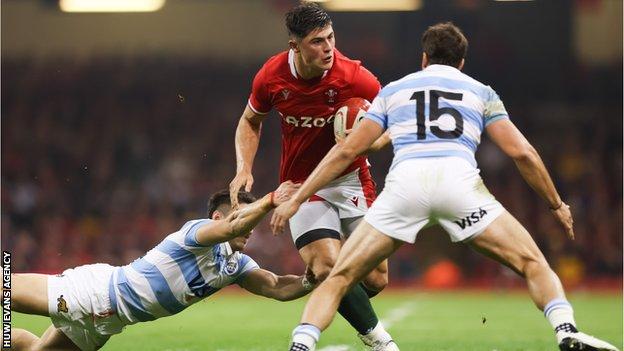 Louis Rees-Zammit attacks for Wales