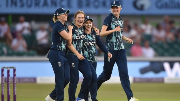 La capitana de Inglaterra Heather Knight (a la izquierda) celebra un wicket con Emma Lamb, Tammy Beaumont y Lauren Bell