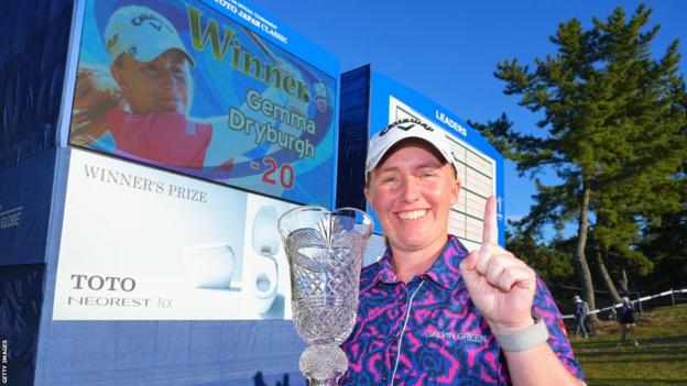 Gemma Dryburgh smiling with the Japan Classic trophy