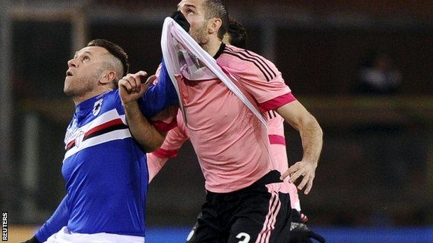 Antonio Cassano and Giorgio Chiellini tussle for the ball during Sampdoria v Juventus