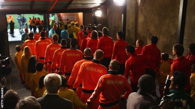 Spain and Netherlands players line up in the tunnel before the 2010 World Cup final