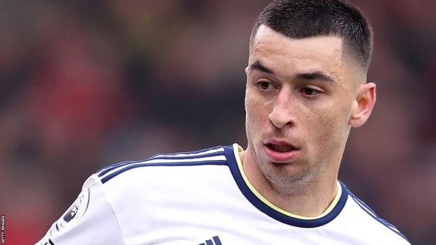 Marc Roca: Leeds United loan midfielder to Real Betis - BBC Sport