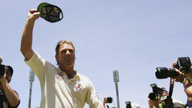 Shane Warne of Australia waves to the crowd for the final time after winning the final test and wrapping up the series 5-0 after winning day four of the fifth Ashes Test Match between Australia and England at the Sydney Cricket Ground on January 5, 2007