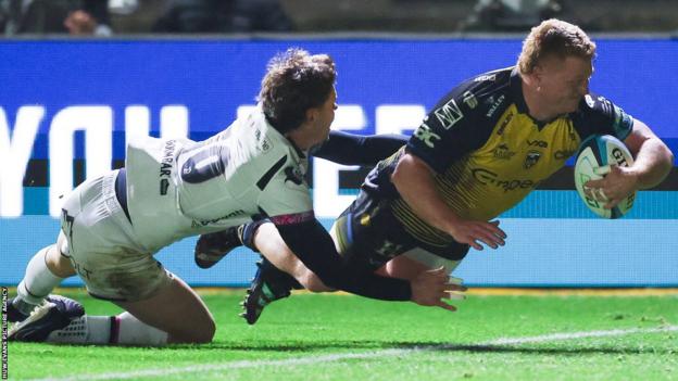 Bradley Roberts' try against Ospreys in November 2023 was his sixth score for the Dragons as he evades the challenge of Jack Walsh