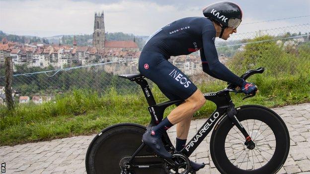 Geraint Thomas tackles a tricky uphill cobbled section in the final time trial stage