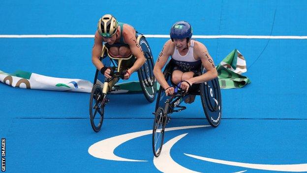 Kendall Gretsch (right) narrowly beats Lauren Parker (left) to the finish line to claim gold