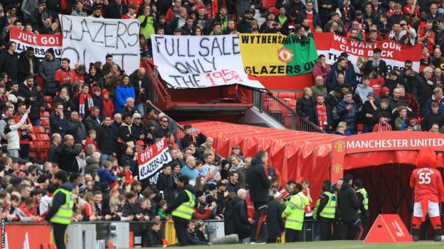 Manchester United fans protest against the club's owners, the Glazers