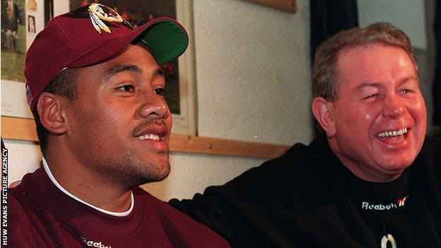 Phil Kingsley Jones and Jonah Lomu in 1995