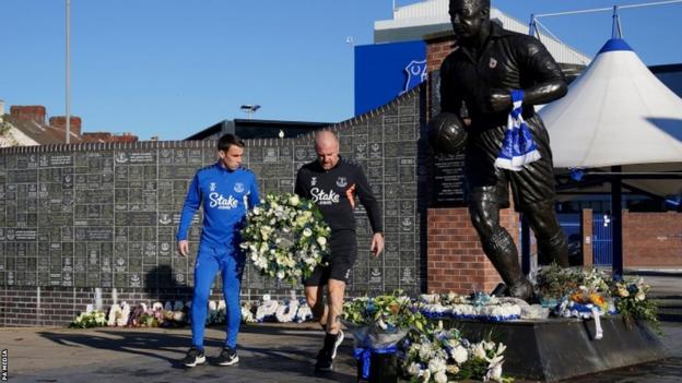 Sean Dyche and Seamus Coleman lay a wreath at the Dixie Dean statue following the death of Everton chairman Bill Kenwright