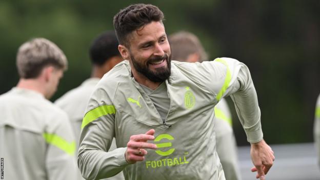 Olivier Giroud smiling at AC Milan training