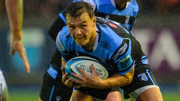 Jarrod Evans attacks for Scarlets