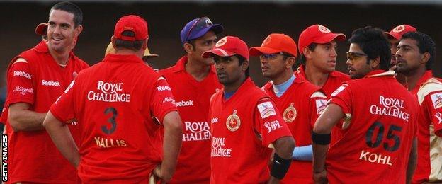 Kevin Pietersen and his Royal Challengers Bangalore team-mates