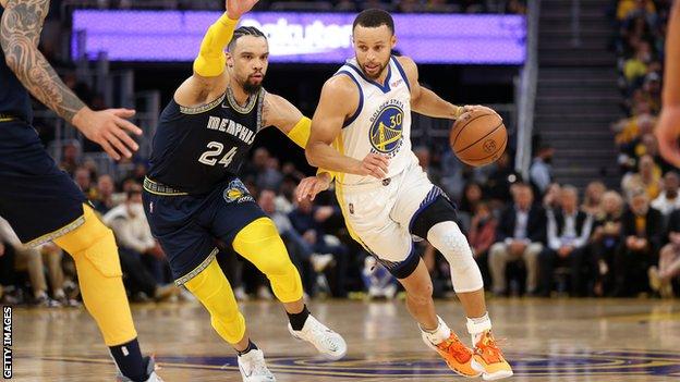 NBA: Stephen Curry helps Golden State Warriors to late win against Memphis  Grizzlies - BBC Sport