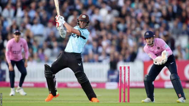 Sam Curran bate contra Middlesex en Lord's