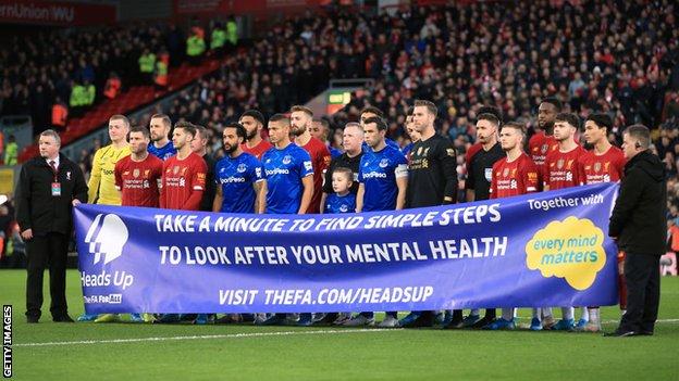 Les joueurs de Liverpool et d'Everton posent ensemble pour soutenir la campagne de santé mentale Heads Up de la FA