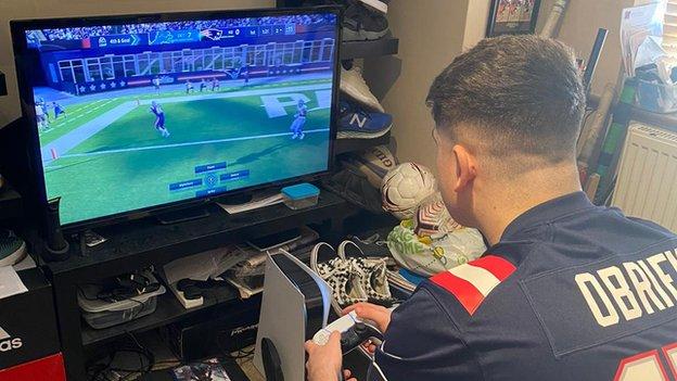 Liam O'Brien jouant Madden