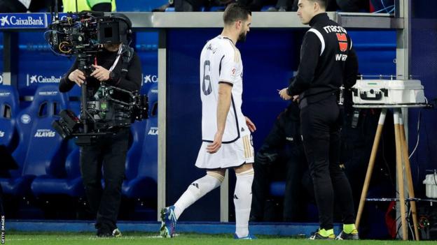 Nacho walks off after being shown a red card against Alaves