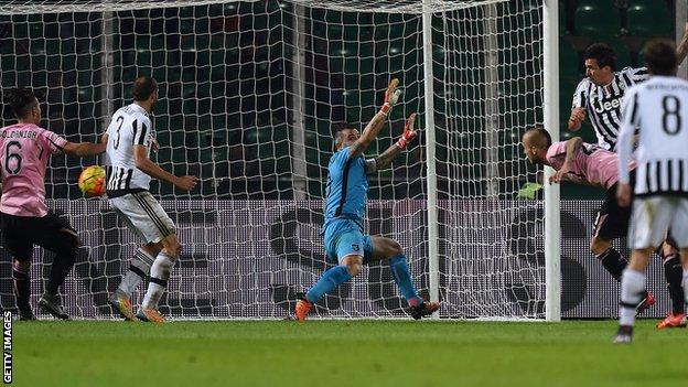 Mario Mandzukic heads Juventus' winning goal at Palermo