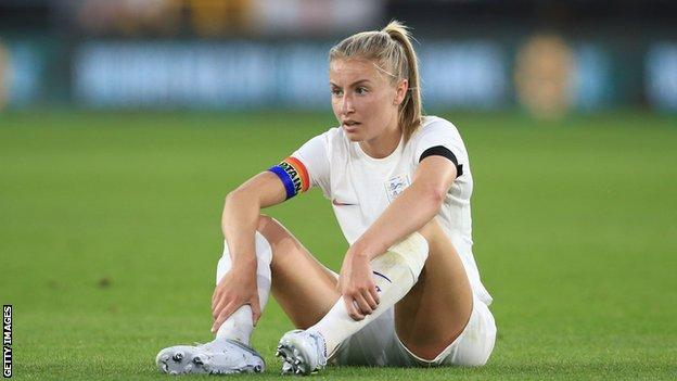 Leah Williamson, capitana de Inglaterra, se sienta en el césped.