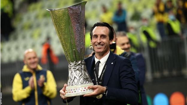 Unai Emery holding the Europa League trophy