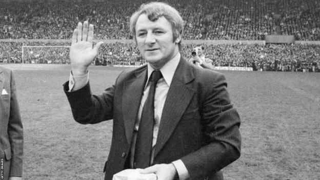 Tommy Docherty at Manchester United against Blackpool in Division Two in April 1975