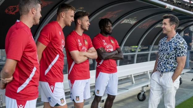 Le copropriétaire de Wrexham, Rob McElhenney, discute avec les joueurs lors de la tournée américaine du club