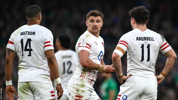 Henry Slade of England speaks with Anthony Watson and Henry Arundell during the Six Nations match between Ireland and England