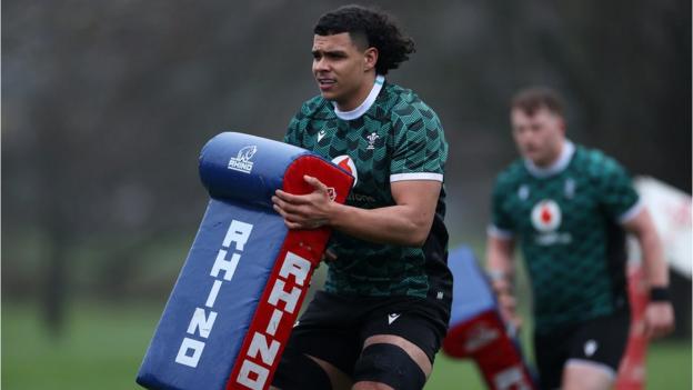 Mackenzie Martin in training with Wales