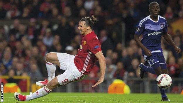 Ibrahimovic injures his knee