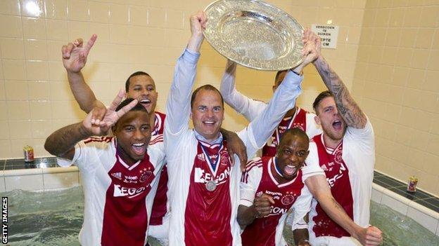 Frank de Boer and his team celebrate winning the Dutch league in 2013