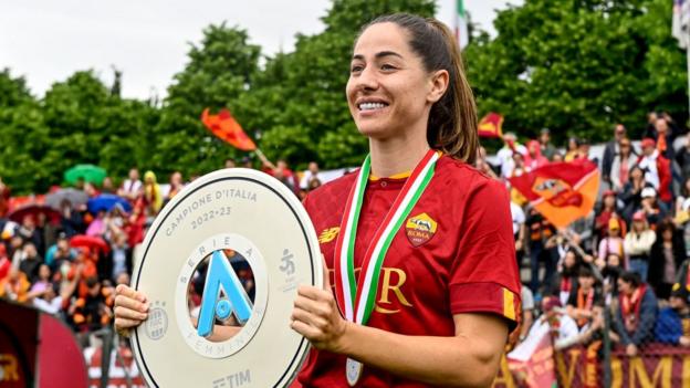 Vicky Losada with the Serie A shield