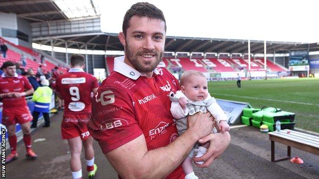 Leigh Halfpenny celebrated with newborn baby Lilly after completing 80 minutes on his return against Cheetahs