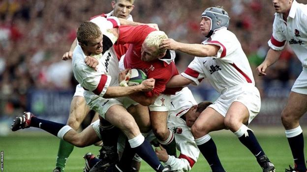 Scott Quinnell takes on England in 1999