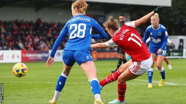 Vivianne Miedema scores against Everton