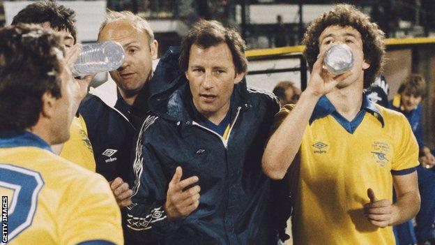 Terry Neill talks to his Arsenal team before extra-time in the 1980 European Cup Winners Cup final against Valencia