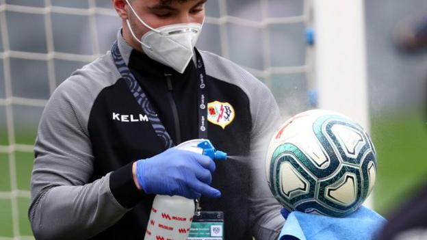 The match balls were cleaned before the match between Rayo Vallecano and Albacete