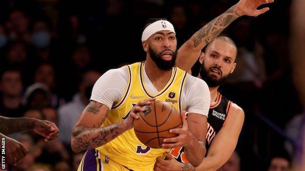 NBA: LeBron James suspended for Los Angeles Lakers defeat by New York Knicks 2 Anthony Davis of the Los Angeles Lakers holds off the New York Knicks' Evan Fournier