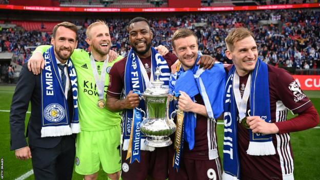 Christian Fuchs, Kasper Schmeichel, Wes Morgan, Jamie Vardy và Marc Albrighton ăn mừng chức vô địch FA Cup 2021