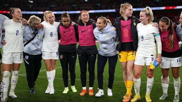 Sarina Wiegman and the England squad