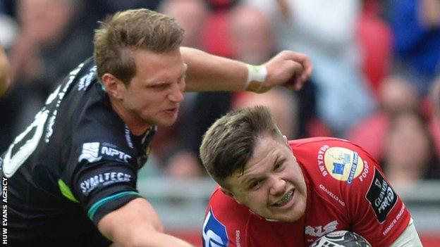 Dan Biggar cannot stop Steff Evans scoring
