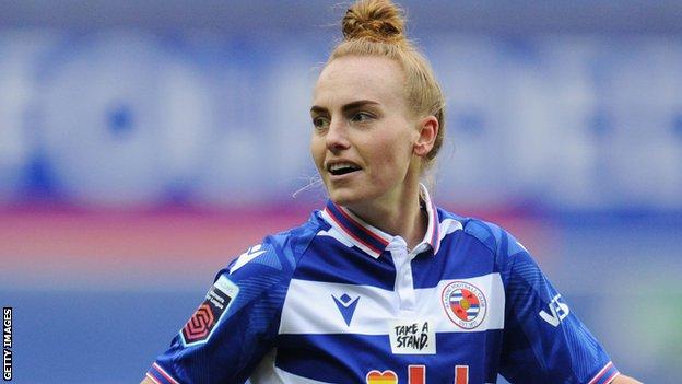 Molly Bartrip: Tottenham ficha al defensor tras la salida de Reading 79 Molly Bartrip en acción para Reading Women