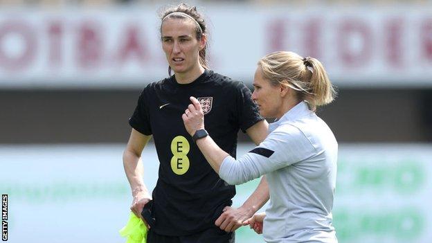 Leah Williamson: England player giving Phil Neville selection headaches -  BBC Sport