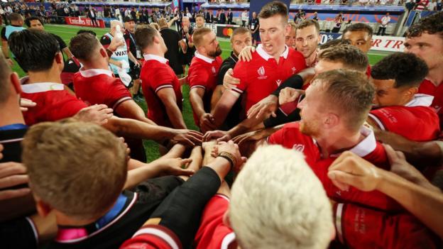 Wales players celebrated together in the Stade de Bordeaux after beating Fiji 32-26