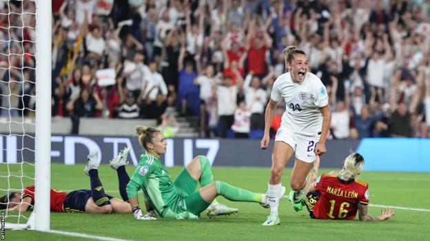 England's Ella Toone celebrates scoring against Spain astatine  Euro 2022