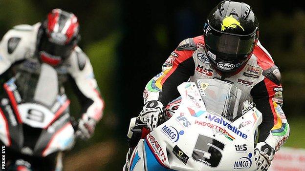 Bruce Anstey leads from Ian Hutchinson in the Superbike race