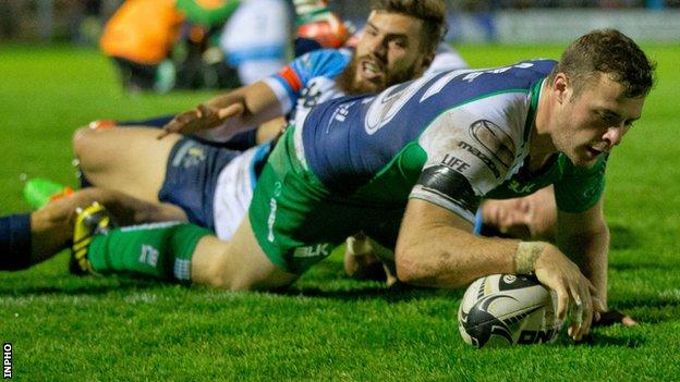 Robbie Henshaw scores a try for Connacht against Treviso