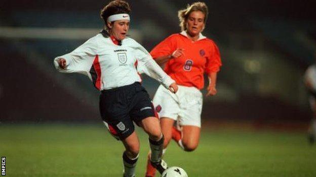 Sarina Wiegman chases England's Gillian Coultard